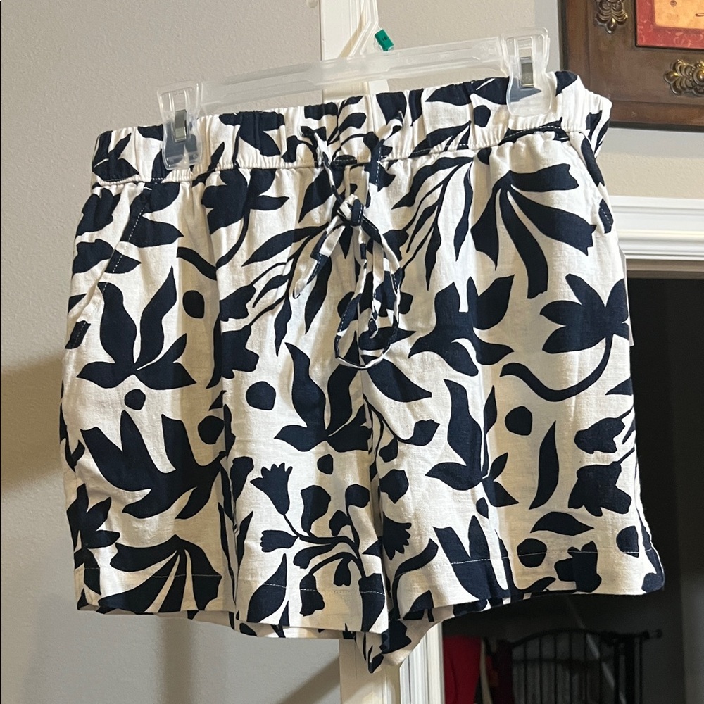 Time and Tru Women's High Waist Floral Shorts - Navy and White